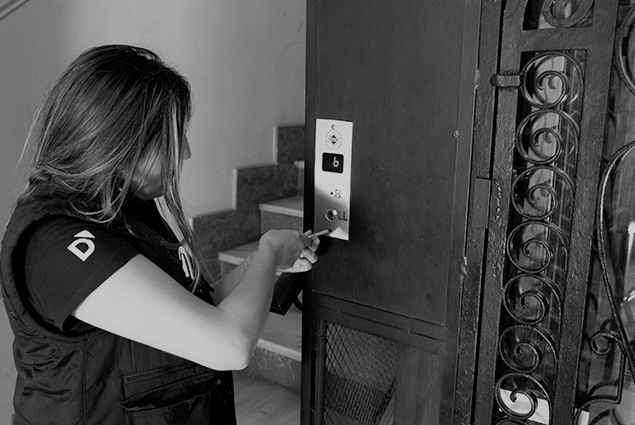 Proceso de sustitución de ascensor viejo con la instalación de nuevas guías de acero para mejorar la estabilidad y seguridad en el hueco.