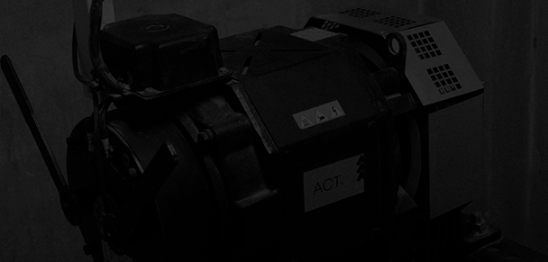 Renovación de máquinas de ascensor con la instalación de un nuevo motor de tracción de alta eficiencia para mejorar el rendimiento y la seguridad.