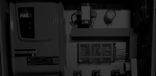 Renovación de variador de frecuencia en el cuadro de maniobra de un ascensor para lograr un ahorro energético significativo y paradas más suaves.