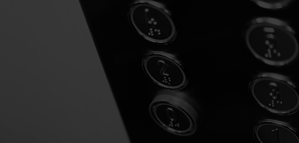 Renovación de botonera de cabina con registros de llamada modernos, retroiluminación y señalización en braille para mejorar la accesibilidad universal.