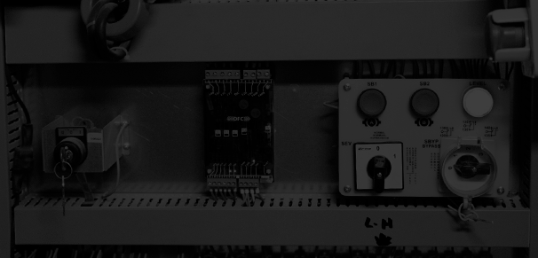 Renovación de la maniobra de un ascensor con tecnología digital avanzada y sistemas de control electrónico para mejorar la eficiencia energética.