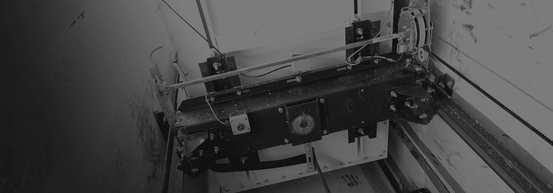 Mecanismo limitador de velocidad instalado en la parte superior del hueco, diseñado para activar el paracaídas de seguridad en caso de exceso de velocidad.