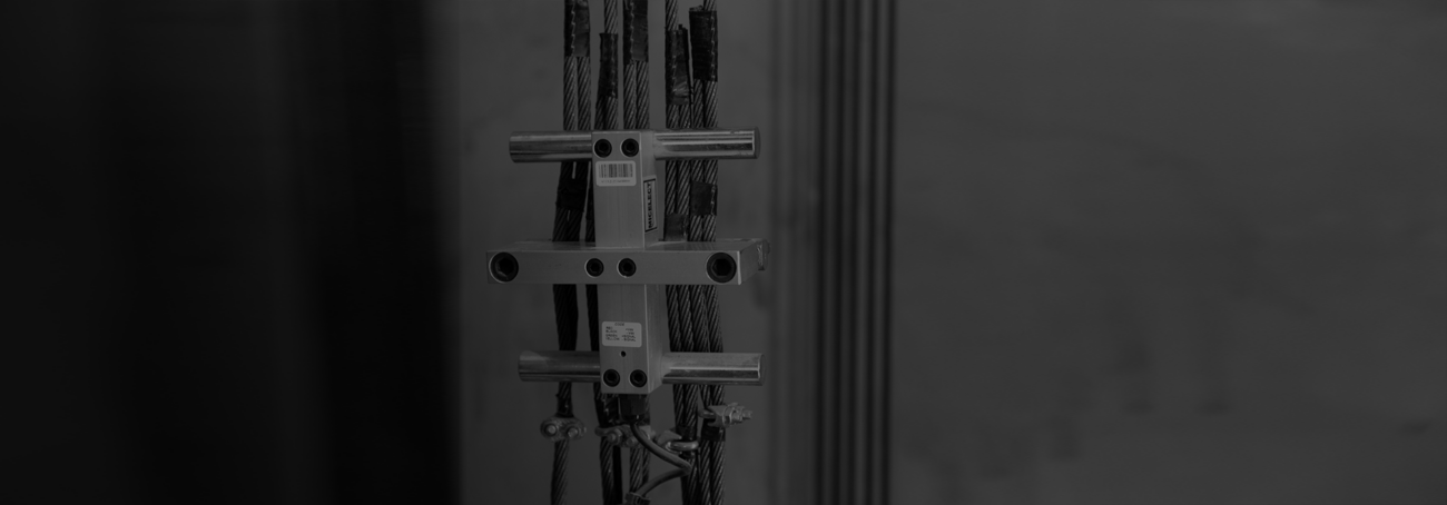 Panel de control de cabina con botones en braille y tecnología de nivelación automática para una parada precisa en cada planta.